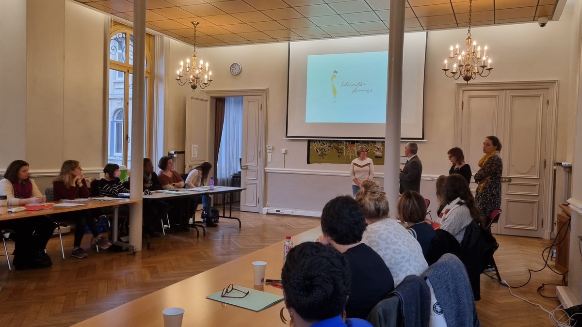 Prefet_90's tweet photo. Dans le cadre de la Journée internationale de lutte contre les violences faites aux femmes le #25Novembre, une formation interdisciplinaire "prévention et lutte contre les violences conjugales en Bourgogne Franche-Comté" animée par Solidarité Femmes, a été organisée en préfecture https://t.co/BrHi29nyJR