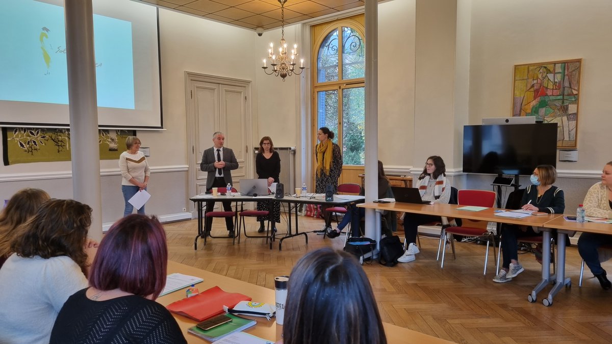 Prefet_90's tweet photo. Dans le cadre de la Journée internationale de lutte contre les violences faites aux femmes le #25Novembre, une formation interdisciplinaire "prévention et lutte contre les violences conjugales en Bourgogne Franche-Comté" animée par Solidarité Femmes, a été organisée en préfecture https://t.co/BrHi29nyJR