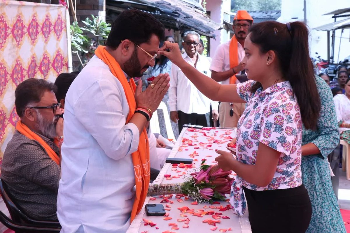 IshwarParmarMLA's tweet photo. ગુજરાતના ગ્રામજનો સુધી માન. પ્રધાનમંત્રી શ્રી નરેન્દ્ર મોદી સાહેબની કલ્યાણકારી નીતિઓ પહ��ંચી છે જેનો લાભ સૌને મળે છે અને તેમાં ઉમેરો થાય તે માટે લોકો હવે ભાજપને મત આપવા અત્યંત ઉત્સૂક છે. https://t.co/nwyuRQJ8S9