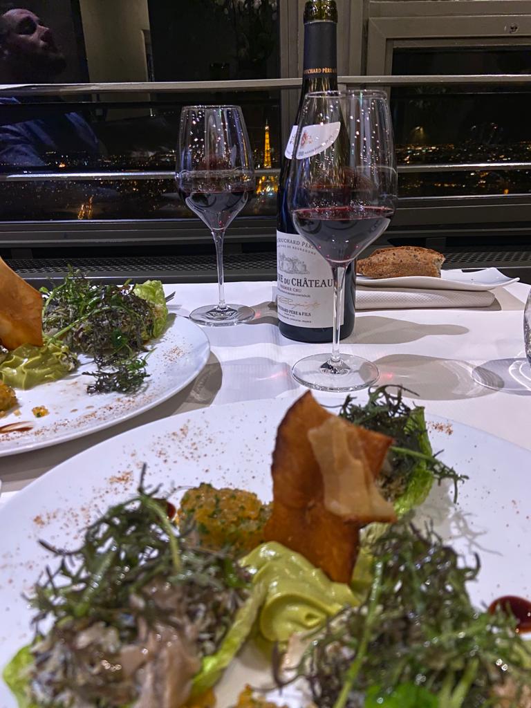IadAnais's tweet photo. Une semaine qui se termine avec : 

• 1 année supplémentaire à mon compteur fêtée comme il se doit grâce au MEILLEUR des hommes qui m'a réservée trop de surprises ➕ un excellent repas au #cieldeparis ➕ une nuit Parisienne 🍾 https://t.co/TbMfUnZkBb