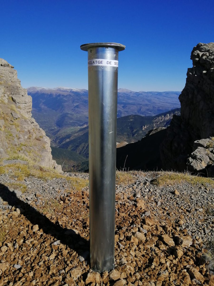 El #PNCadíMoixeró instal·la amb la col·laboració del <a href="/grae_bombers/">Bombers GRAE</a> de la Seu d'Urgell una estructura d’ancoratge de seguretat al ⛰️cim de la Canal del Cristall. 

Contribuirà a millorar la seguretat de les persones que hi vulguin accedir. 

👉 ow.ly/pVRt50LJi33