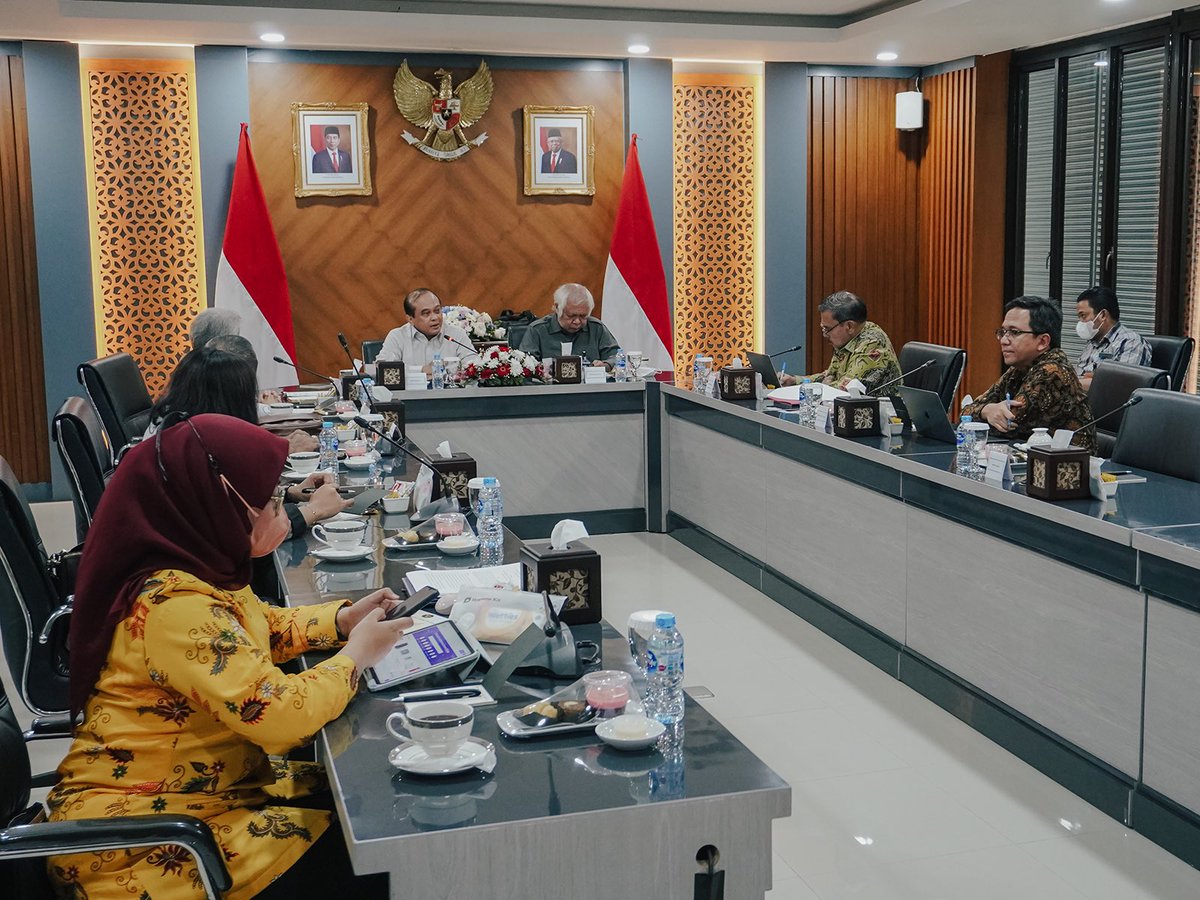 WantimpresRI's tweet photo. Ganjar Razuni Sekretaris Anggota
Wantimpres mewakili H.R. Agung
Laksono memimpin Pertemuan
Terbatas "Strategi Kebijakan
Pertahanan Keamanan Wilayah
Perbatasan Kepulauan Riau" (18/11).
#WantimpresRI
#Agunglaksono https://t.co/BNGCj2c0OE