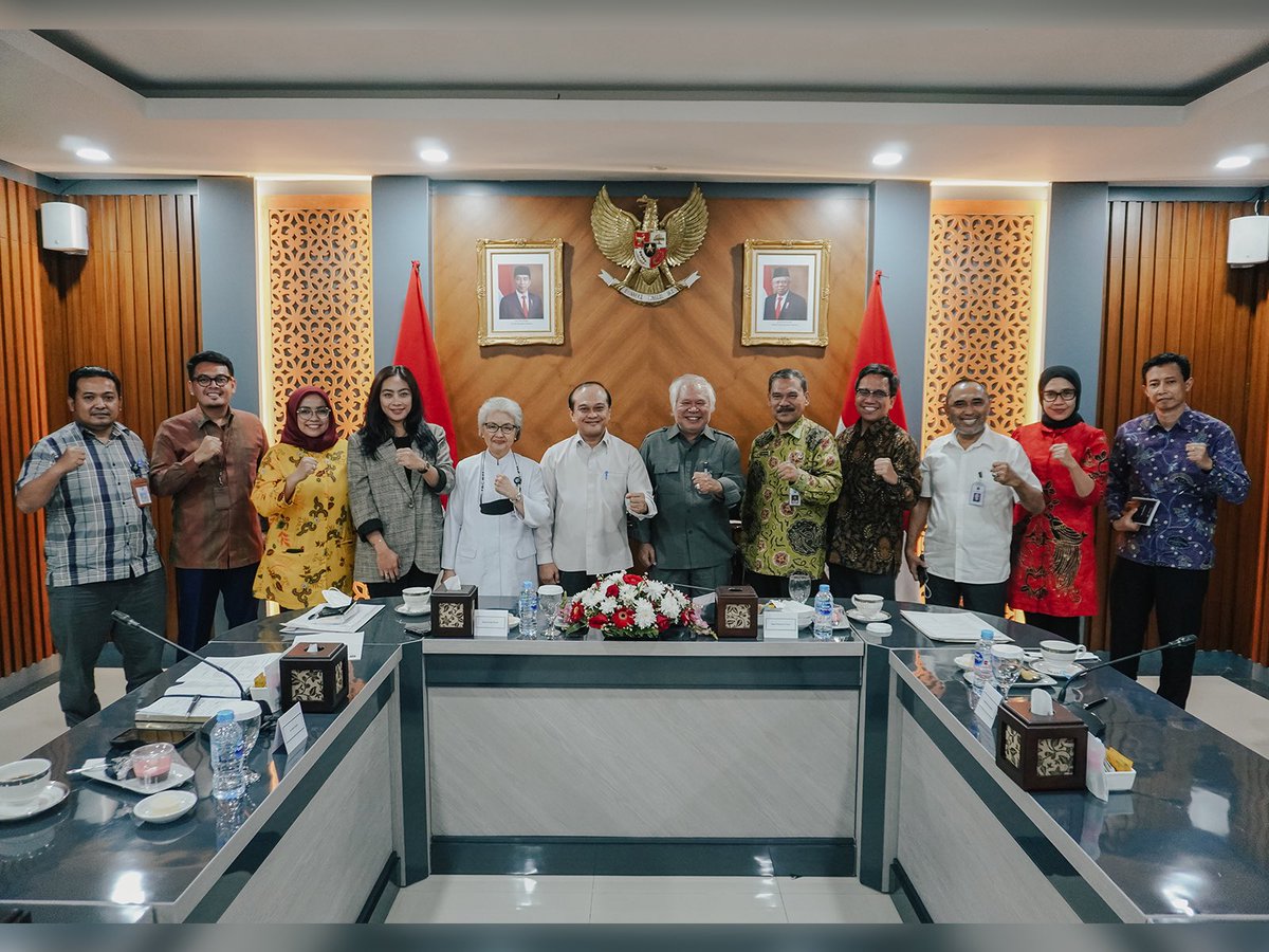 WantimpresRI's tweet photo. Ganjar Razuni Sekretaris Anggota
Wantimpres mewakili H.R. Agung
Laksono memimpin Pertemuan
Terbatas "Strategi Kebijakan
Pertahanan Keamanan Wilayah
Perbatasan Kepulauan Riau" (18/11).
#WantimpresRI
#Agunglaksono https://t.co/BNGCj2c0OE