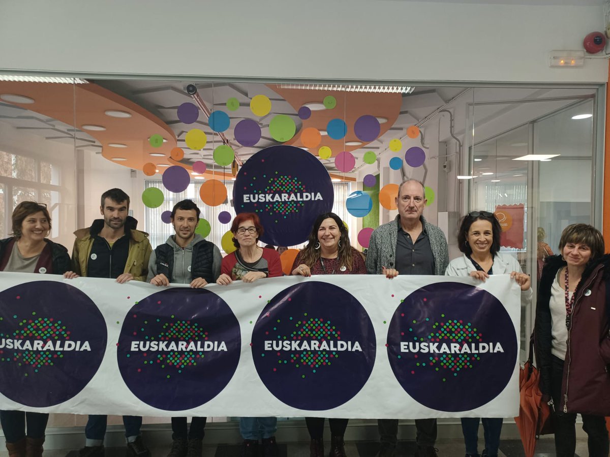 BarakaldoE's tweet photo. #Minas institutuko #irakasle nahiz #ikasle-ak @euskaraldia-ri ekiteko prest ditugu! Aupa zuek!!! 👏💪🔥🔥🔥
#Ahobizi edo #belarriprest, anima zaitezte!! #ZuenEuskaraPolitaDa!!! 💗💗💗
#EuskaraldiaBarakaldo2022, #HitzezEkitekoGaraia https://t.co/uHbACQKNmS