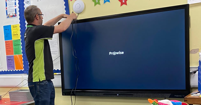 FrogBoxIT's tweet photo. After watching the magnificent @corbytownfc win on Saturday, it's back to the day job..... Microserver install this morning in Nottingham and some @ProwiseUK 65 Inch TSx touchscreens in Loughborough this afternoon....🐸

✉️ info@frogboxit.co.uk 
☎️ 0115 822 0600

#ITSupport https://t.co/pKreV2had6