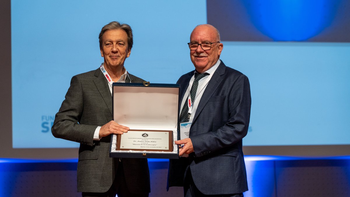 La <a href="/SEEDendoscopia/">SEED</a> entrega su máxima distinción 'Maestro de la Endoscopia' al Dr. Andrés Peña Aldea, jefe de la Unidad de Endoscopia del HCUV <a href="/GVAclinic/">Hospital Clínic de València</a>, en el 44 Congreso Nacional #SEED2022. Presentado por <a href="/juanacasellas/">juan a casellas</a>. ¡Merecidísimo homenaje! 👏👏