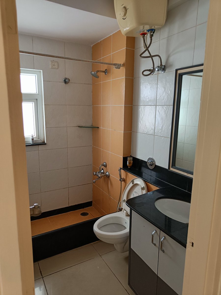 saahi_seeni's tweet photo. One room available from 10th Dec in a 3bhk at Bysani Skyway, near South End Circle metro! It's a stunning apartment on the 6th floor, in a society with tons of amenities. Rent inc maintenance ~ 19k. Looking for a female roommate, pls dm for pics/deets :)
@BangaloreRoomi @twitrbnb https://t.co/V94QKTeG7A