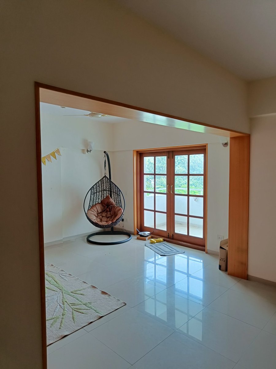 saahi_seeni's tweet photo. One room available from 10th Dec in a 3bhk at Bysani Skyway, near South End Circle metro! It's a stunning apartment on the 6th floor, in a society with tons of amenities. Rent inc maintenance ~ 19k. Looking for a female roommate, pls dm for pics/deets :)
@BangaloreRoomi @twitrbnb https://t.co/V94QKTeG7A