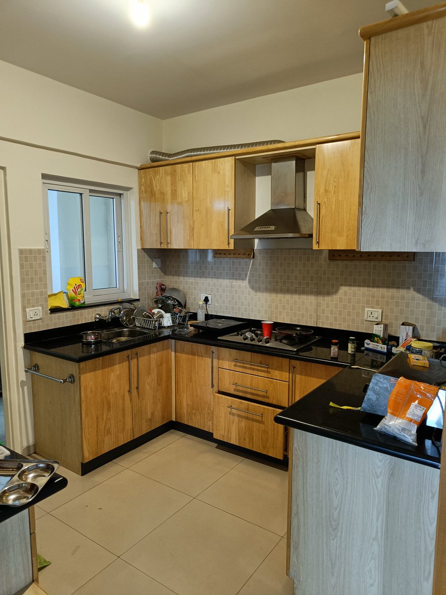 saahi_seeni's tweet photo. One room available from 10th Dec in a 3bhk at Bysani Skyway, near South End Circle metro! It's a stunning apartment on the 6th floor, in a society with tons of amenities. Rent inc maintenance ~ 19k. Looking for a female roommate, pls dm for pics/deets :)
@BangaloreRoomi @twitrbnb https://t.co/V94QKTeG7A