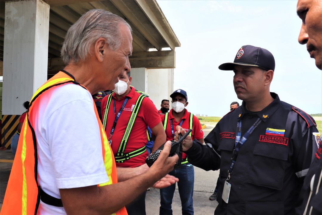 INSTRUCCIÓN EN TÉCNICAS DE MANEJO VIAL DEFENSIVO EN VEHÍCULOS DE EMERGENCIA, liderada por Kenett Agar Bombero con amplia trayectoria, al 1er grupo de "Bomberos Aeronáuticos, Enfermeras y Coordinación de Ambulancias del Instituto Aeropuerto Internacional de Maiquetía - Venezuela.