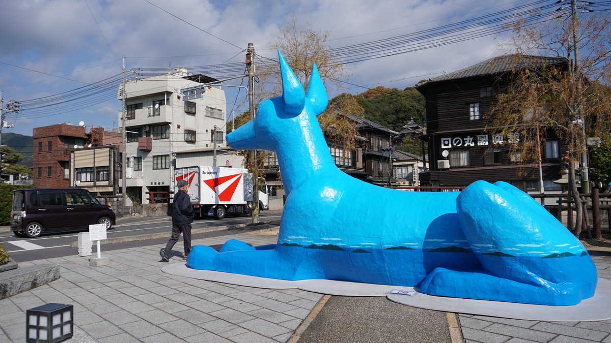 巨大な青い犬がスイッと鎮座する竹原市の広場 'Blue Guardian' 久保