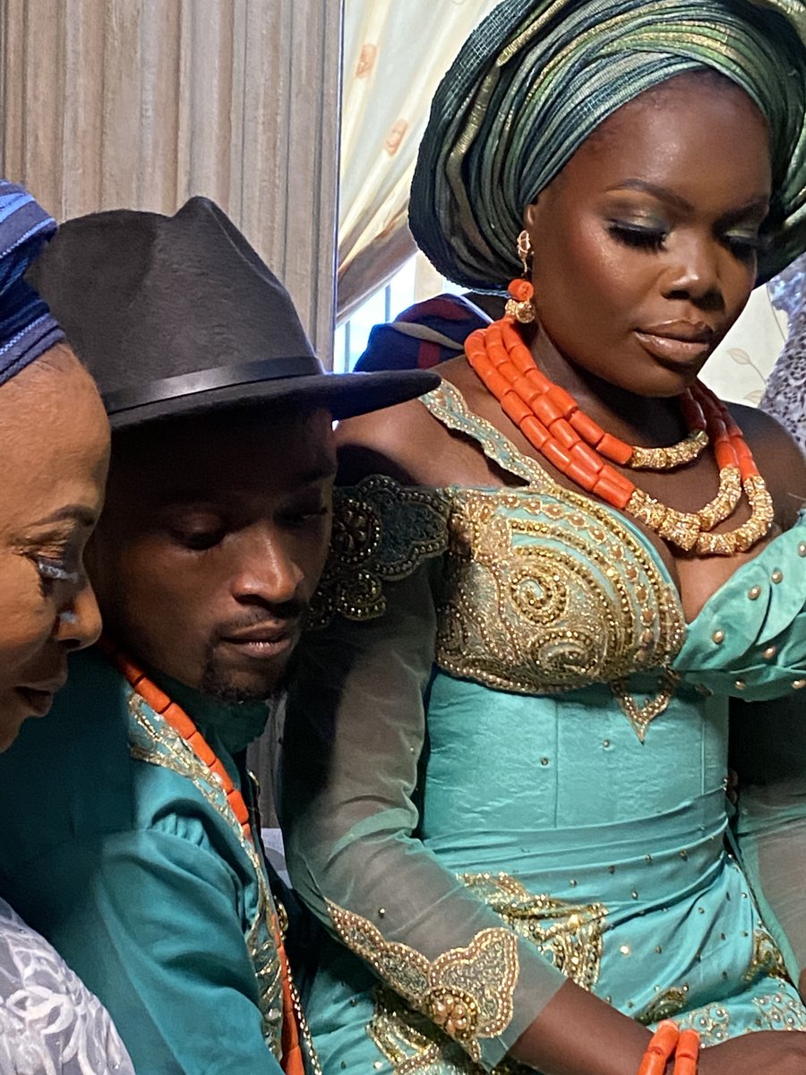 nomziiee's tweet photo. Not me effortlessly looking like a doll at my traditional marriage.

What a lucky man! https://t.co/DbvzKVnmjo