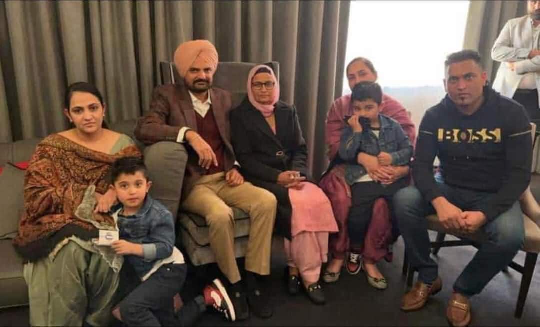 phillaur78's tweet photo. ਸਿੱਧੂ ਮੂਸੇਵਾਲਾ ਦੇ ਮਾਤਾ-ਪਿਤਾ ਨੇ ਸੰਦੀਪ ਨੰਗਲ ਅੰਬੀਆਂ ਦੇ ਪਰਿਵਾਰ ਨਾਲ ਕੀਤੀ ਮੁਲਾਕਾਤ
#SidhuMoosewala #Parents #KabaddiPlayer #SandeepNangalAmbian #Family #JusticeForSidhuMooseWala  #5monthsnojustice #Foreverfan https://t.co/2A2KhpGr5F