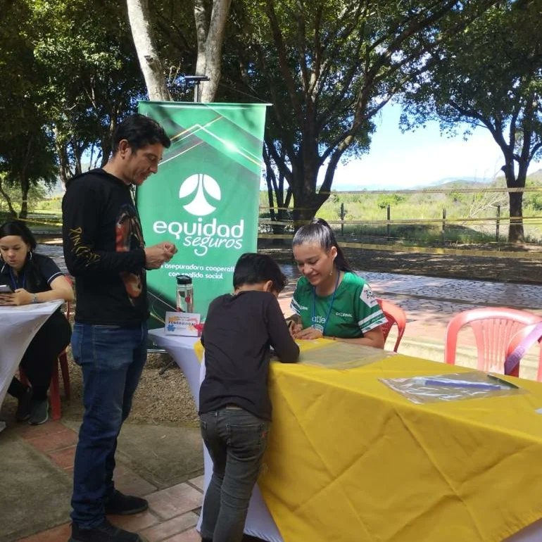 SegurosEquidad's tweet photo. Para nosotros es un honor apoyar espacios que promuevan el arte de los niños, niñas y jóvenes del país. El pasado sábado 19 de noviembre estuvimos acompañando a Confecoop Norte en su Concurso de Pintura Infantil donde vivimos un gran despliegue de talento. #SoyEquidad #GenteE https://t.co/TD9Yow1bab