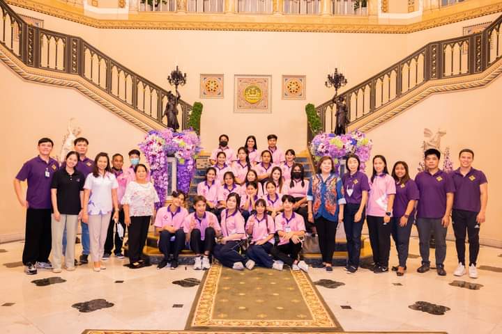 NuuNuu_Official's tweet image. นี่ค่ะ เยาวชนคุณภาพ ที่เป็นอนาคตของประเทศไทย

ดอกไม้ทั้งหมด ตรงขั้นบันได ทางขึ้นทำเนียบ เสาทุกต้น และ แจกันเล็กๆ ตรงหน้าแขกมาเยือนทุกแห่งแม้แต่ในห้องน้ำ
ทั้งหมดเป็นฝีมือจัดขั้นเทพ ของน้องๆ มทร. จากคณะคหกรรมศาสตร์ - ม.เทคโนโลยีราชมงคลพระนคร หรือ &quot;โชติเวช&quot; ค่ะ
#APEC2022THAILAND