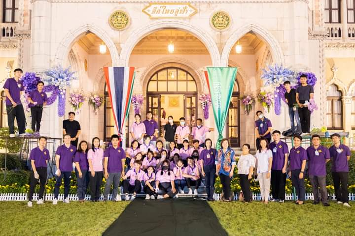 NuuNuu_Official's tweet image. นี่ค่ะ เยาวชนคุณภาพ ที่เป็นอนาคตของประเทศไทย

ดอกไม้ทั้งหมด ตรงขั้นบันได ทางขึ้นทำเนียบ เสาทุกต้น และ แจกันเล็กๆ ตรงหน้าแขกมาเยือนทุกแห่งแม้แต่ในห้องน้ำ
ทั้งหมดเป็นฝีมือจัดขั้นเทพ ของน้องๆ มทร. จากคณะคหกรรมศาสตร์ - ม.เทคโนโลยีราชมงคลพระนคร หรือ &quot;โชติเวช&quot; ค่ะ
#APEC2022THAILAND