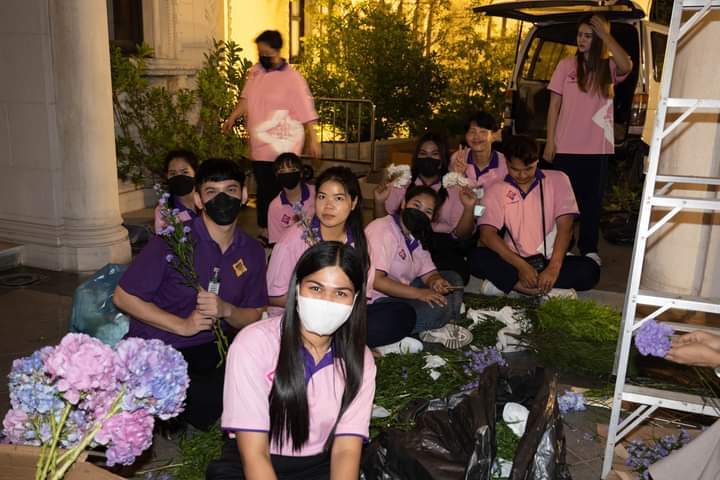 NuuNuu_Official's tweet image. นี่ค่ะ เยาวชนคุณภาพ ที่เป็นอนาคตของประเทศไทย

ดอกไม้ทั้งหมด ตรงขั้นบันได ทางขึ้นทำเนียบ เสาทุกต้น และ แจกันเล็กๆ ตรงหน้าแขกมาเยือนทุกแห่งแม้แต่ในห้องน้ำ
ทั้งหมดเป็นฝีมือจัดขั้นเทพ ของน้องๆ มทร. จากคณะคหกรรมศาสตร์ - ม.เทคโนโลยีราชมงคลพระนคร หรือ &quot;โชติเวช&quot; ค่ะ
#APEC2022THAILAND