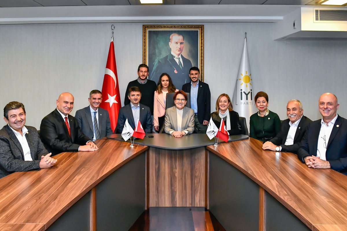 meral_aksener's tweet photo. Sayın Erdoğan tavsiyeni dikkate aldım, yanımdakilere şöyle bir baktım…
Gördüğün gibi yanımdakiler fevkalade sağlam, liyakat tavan. 😎

Ya senin yanındakiler nasıl? https://t.co/02n35CIGoE