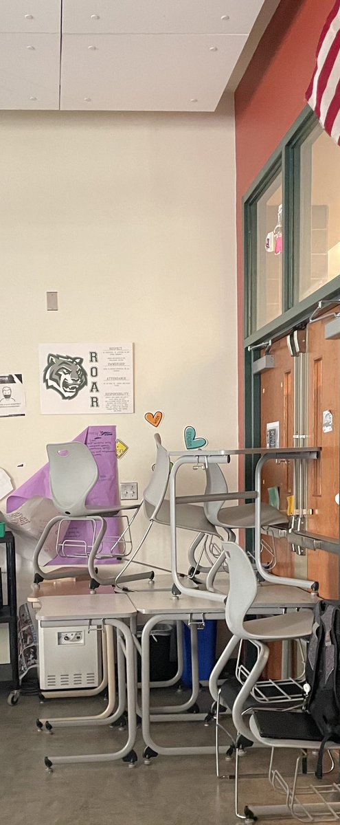HenrySamuelMar1's tweet photo. Wednesday: poorly executed active shooter drill.
Thursday: our teachers have been so mistreated that they walk out. 
Friday: shooting just outside of school causing an hour+ long lockdown.
This weekend: a classmate was murdered.
Today: of course the hallways are flooded. https://t.co/1NpQ0zpTOt