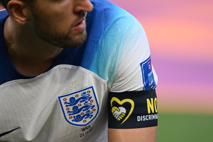 IgualdadLGBT's tweet photo. ¡Última Hora! Harry Kane, capitán de Inglaterra, desafía a la FIFA y está jugando ahora mismo el partido con brazalete negro con la palabra "no discriminación" https://t.co/6XXu2LyRxK