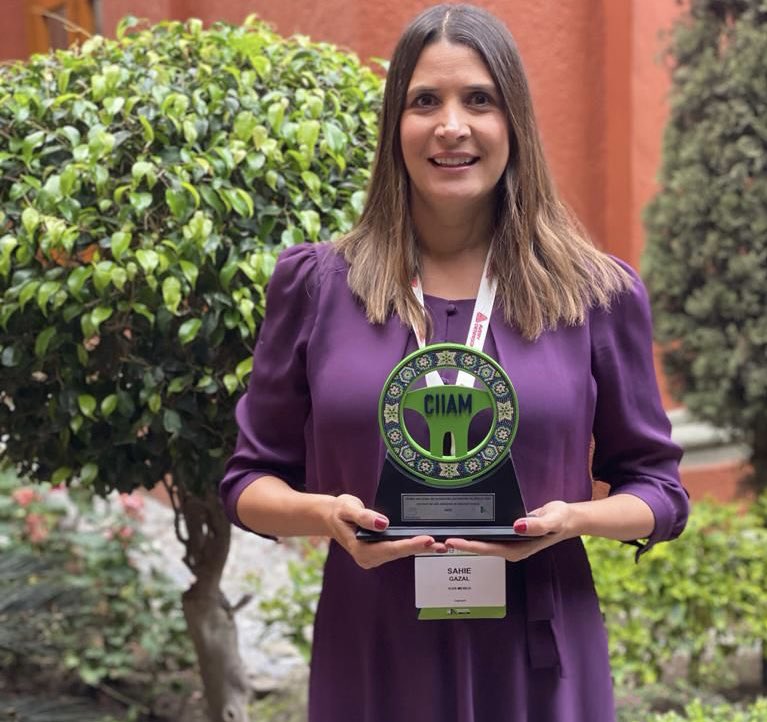periodistasoy's tweet photo. La poblana Sahíe Gazal Yunes, quien se desempeña como titular de Asuntos Gubernamentales de Audi México, fue galardonada como la Ejecutiva del Año en el marco del “Premio Nacional de la Industria Automotriz en México 2022”. https://t.co/AVkbjjSAkD https://t.co/Kuxma1Uh47