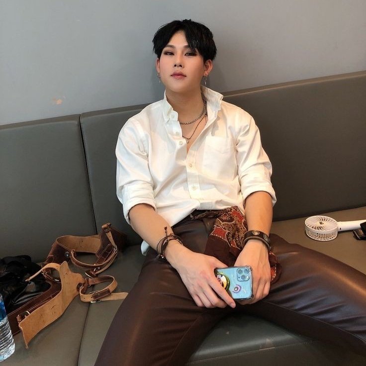 UpdateKBoys's tweet photo. QUEREMOS! Joohoney, membro do Monsta X, fará seu debut como ator no filme da Netflix “Lost in America”.

Segue a história de um grupo masculino coreano que vai para Nova York para seu debut, mas acabam presos no Texas sem dinheiro e celulares. https://t.co/ef3ndmtveR
