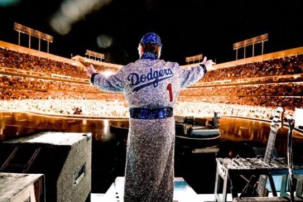 marchenajr's tweet photo. #EltonJohn se despidió anoche para siempre del público de US en su último concierto en el Dodger Stadium en Los Ángeles. Gigante #EltonFarewellTour https://t.co/HgjGx7v9G4