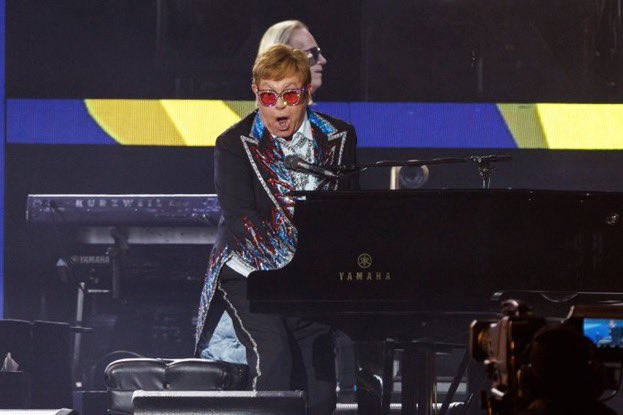 marchenajr's tweet photo. #EltonJohn se despidió anoche para siempre del público de US en su último concierto en el Dodger Stadium en Los Ángeles. Gigante #EltonFarewellTour https://t.co/HgjGx7v9G4
