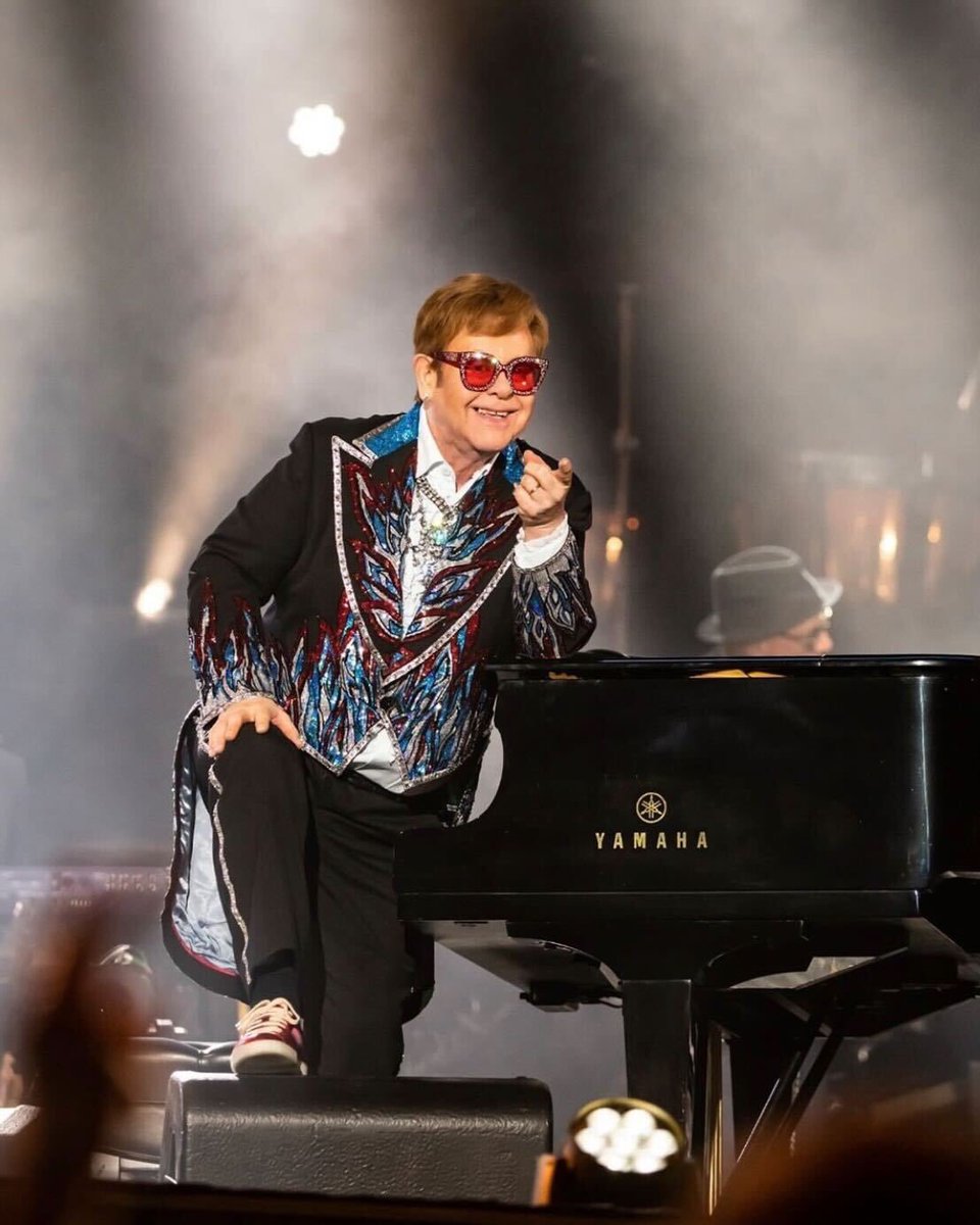 marchenajr's tweet photo. #EltonJohn se despidió anoche para siempre del público de US en su último concierto en el Dodger Stadium en Los Ángeles. Gigante #EltonFarewellTour https://t.co/HgjGx7v9G4