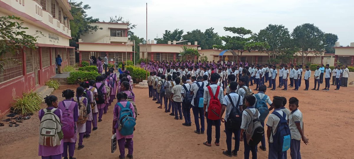 GVMC_VISAKHA's tweet photo. Awareness program conducted by GVMC staff on source segregation at Vedulnarava High School, Ward 88, Zone 6.

#SwachhSurvekshan2023
#SwachhSurvekshan2023Visakhapatnam 
#RGBcampaignVisakhapatnam 
#VizagSaysNotoPlastic https://t.co/0fFkSyLJry