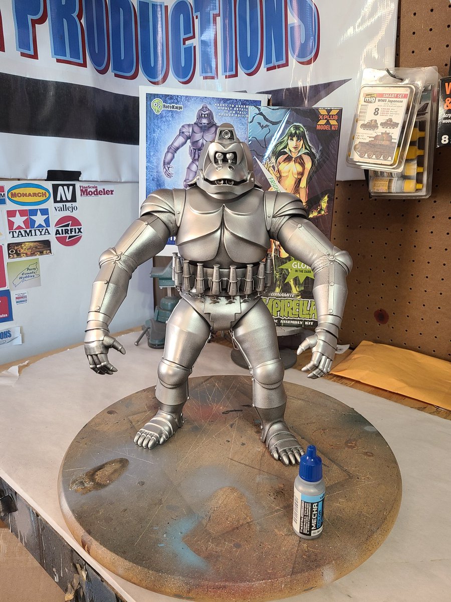 bhp99's tweet photo. A mix of steel and metallic aluminum for  Mecha Kong. #mechakong #vinylkit https://t.co/3AMaAaQ6E3