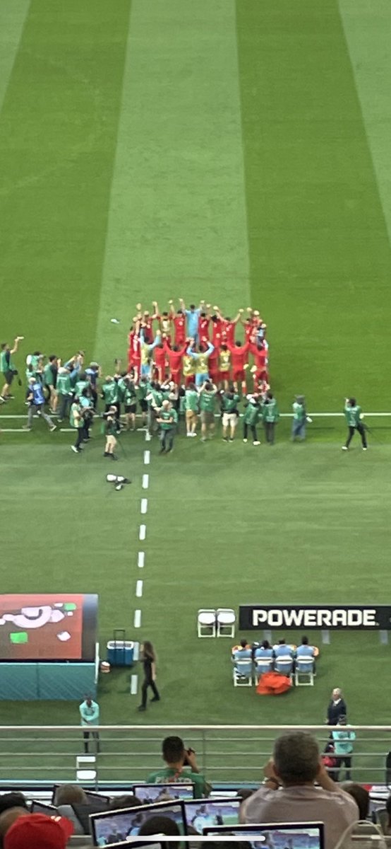 Nogle fodboldlandshold vil ikke risikere et gult kort i en armbindsaktion. De iranske spilleres protest i dag indebærer en kæmpe risiko. Ingen grænser for, hvad regimet kan finde på som svar til den slags. #ZanZendegiAzadi