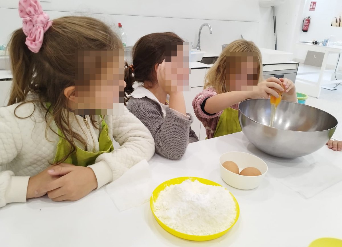 LiceoEuropeo's tweet photo. Nuestros alumnos de 5º Año @ibpyp acuden a un interesante taller de cocina para profundizar y promover los hábitos de vida saludables y la importancia de una dieta equilibrada. Además, se convierten en pequeños chefs elaborando originales recetas.

#EnseñanzaActiva https://t.co/VAl9qgdSCm