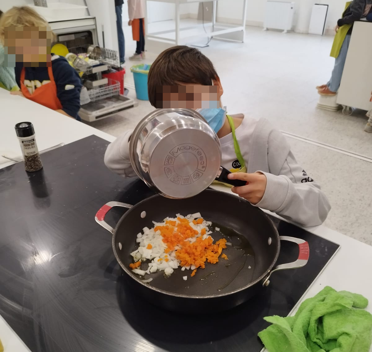 LiceoEuropeo's tweet photo. Nuestros alumnos de 5º Año @ibpyp acuden a un interesante taller de cocina para profundizar y promover los hábitos de vida saludables y la importancia de una dieta equilibrada. Además, se convierten en pequeños chefs elaborando originales recetas.

#EnseñanzaActiva https://t.co/VAl9qgdSCm