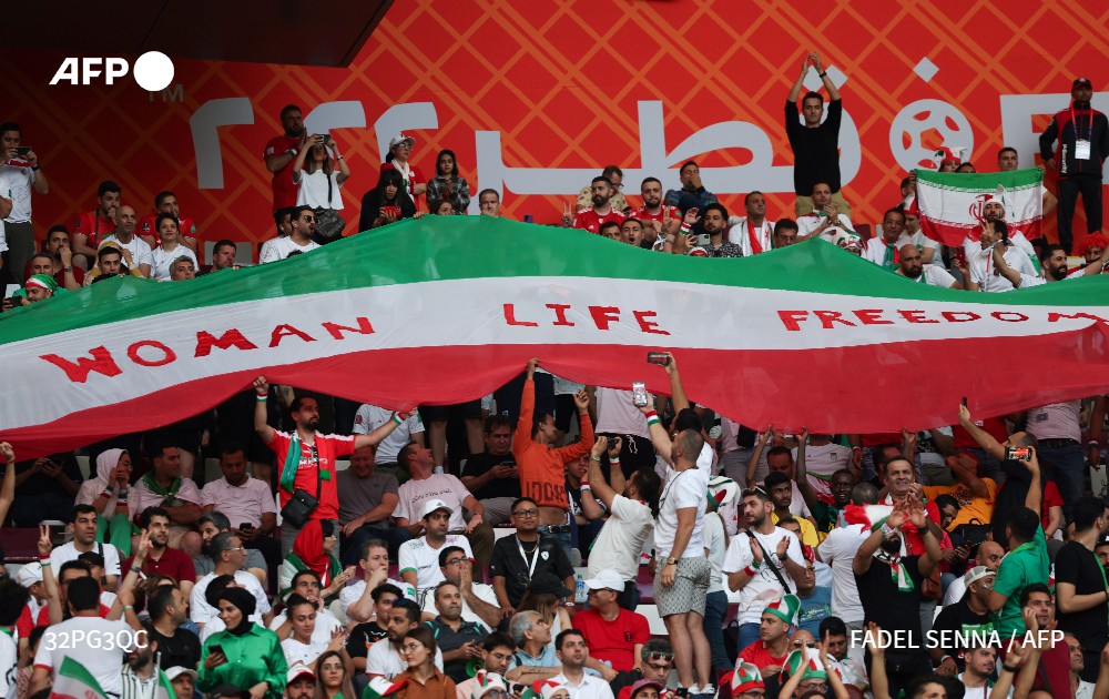 #Iran team supporters wave their national flag bearing the word 'Woman, Life, Freedom' as they cheer during the first World Cup game against England. #Qatar2022 @AFPphoto @AFP #AFP #FIFAWorldCup