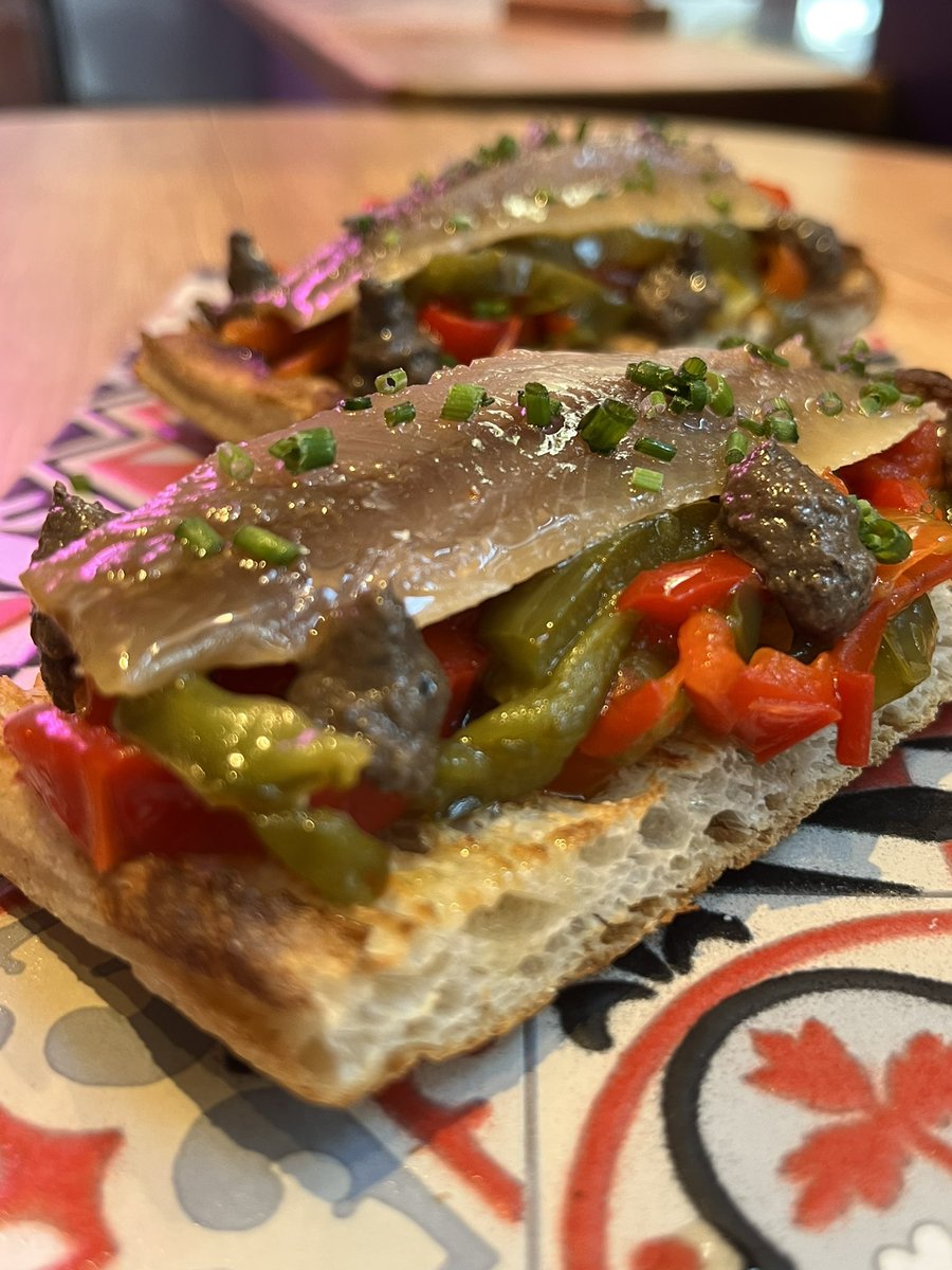 vdevermut's tweet image. Tenemos dos nuevos platos para estos días de temperaturas locas, para disfrutar en cualquier momento. Prestad atención:

- tostas con sardina ahumada, pimientos asados al ajillo y ‘tapenade’ 

- Vocata de costilla al Albariño con canónigos y mostaza dulce

RT @elonmusk pls