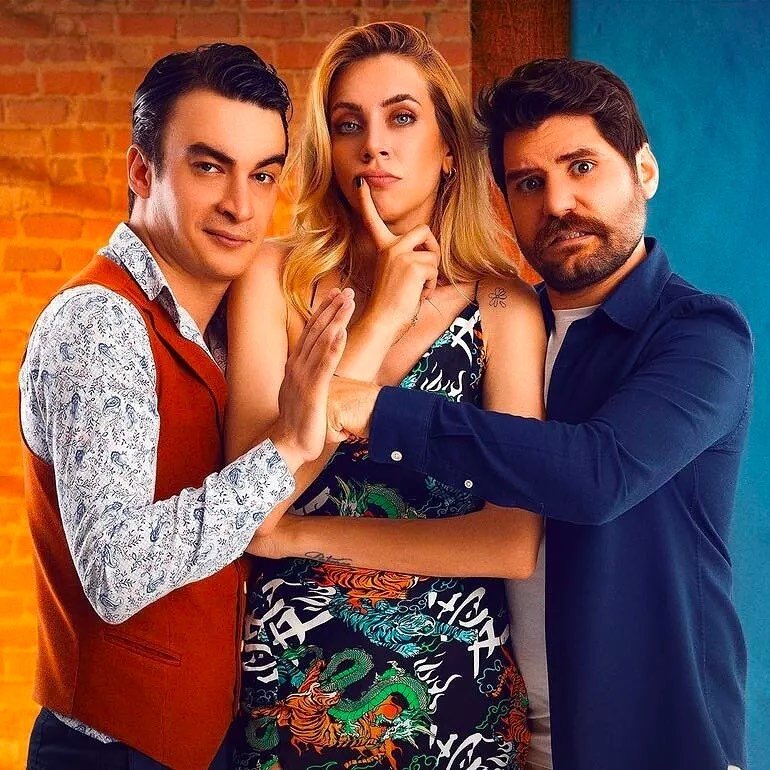 masqturkia's tweet photo. 🆕️ Ayer noche un minibus que transportaba al equipo de la obra de teatro #basbelasi sufrió un accidente tras chocar contra un camión. #Tolgagorioz #buraktopcho y #ozgurkarac fallecieron, 8 personas grabes fueron llevarán al hospital incluyendo a los protagonistas de la obra. https://t.co/bGsVEI1xdQ