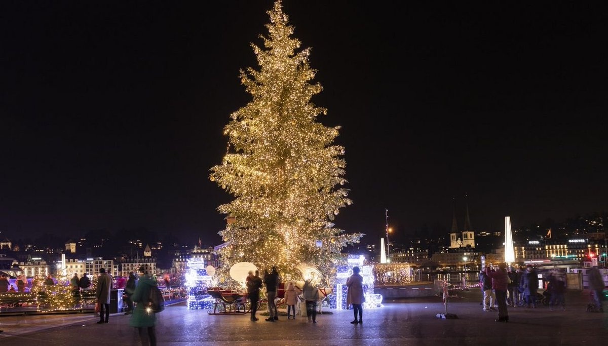 visitlucerne's tweet photo. Noch drei Tage bis zur «Lozärner Adväntseröffnig». Kommen Sie am 24. November 2022 ab 17.30 Uhr zum Europaplatz vor dem KKL Luzern und geniessen Sie ein Rahmenprogramm mit Musik, Illumination des grossen Weihnachtsbaumes und tollem Wettbewerb. 
https://t.co/OPsBiwXB1w https://t.co/psBkk6K4xJ