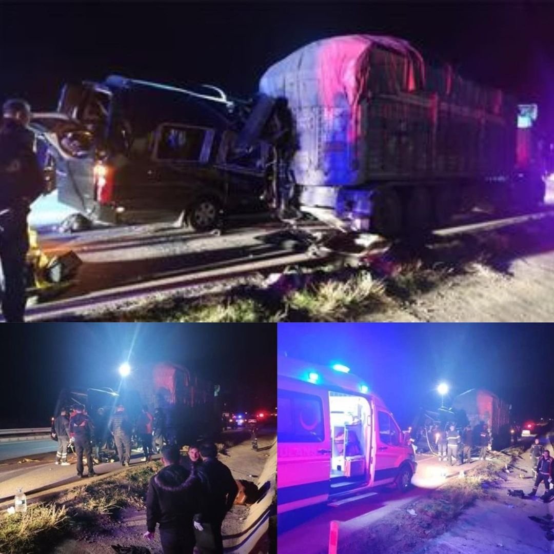 masqturkia's tweet photo. 🆕️ Ayer noche un minibus que transportaba al equipo de la obra de teatro #basbelasi sufrió un accidente tras chocar contra un camión. #Tolgagorioz #buraktopcho y #ozgurkarac fallecieron, 8 personas grabes fueron llevarán al hospital incluyendo a los protagonistas de la obra. https://t.co/bGsVEI1xdQ