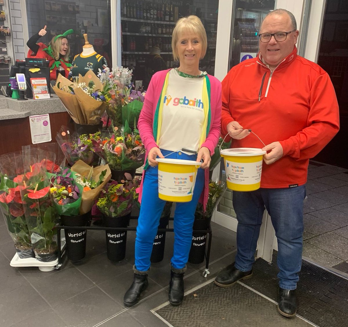 SparLlanrwst's tweet photo. Please donate in-store or on-line https://t.co/0YSWP76F8H @HHTGhospices #FinalMomentsMatter campaign.
Whether it's 50p or Β£5.00 π
We, Sara & Justin Mcilveen, #McSpar are donating Β£20.00 for every member of our fantastic team that wears bright colours for their shift today π https://t.co/t7KyvXKXaw