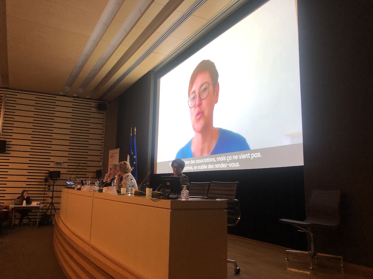 #colloqueEuropadonna = 3è table ronde = Témoignage de Véronique : fatigue, concentration, mémoire, "je me suis aperçue qu'au bout de 2 ou 3 séances, cela allait mieux. Les neuropsy nous expliquent que la régularité paye à la fin. La mémoire réagit." #cancerdusein