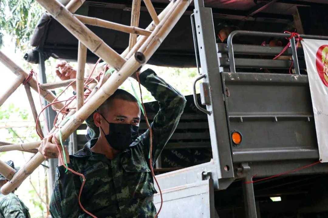 IR6_INF3's tweet photo. 💂🚍"ถึงน้ำจะลด แต่เราไม่ลดละ ยังคงช่วยเหลือประชาชน"
ศบภ.ร.6 พัน.3 จัดกำลังพลจิตอาสา เข้าช่วยเหลือประชาชนหลังน้ำลด ทำการขนย้ายสิ่งของกลับบ้าน ตามภูมิลำเนา ให้กับประชาชนจากศูนย์พักพิงชั่วคราวฯ
📍 ณ ชุมชนท่าบ้งมั่ง อ.วารินฯ จ.อุบลฯ
#น้ําท่วมอุบล #SaveUbon https://t.co/hCuA6dYahB