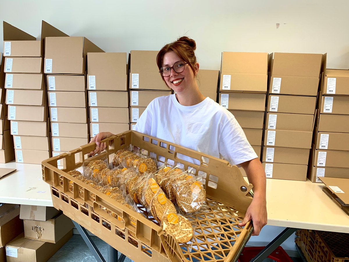 Rayla werkt bij #BakkerijVonk en crackerfabriek #Qrackers vanuit #WerkpostDriepuntDruten. Rayla: “Het is voor mij een feest om in de crackerfabriek te werken!” Benieuwd naar haar hele verhaal? Dat lees je hier: bit.ly/3EtCjcC