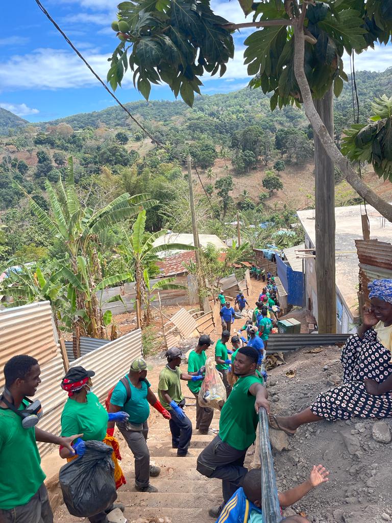 Beaucoup de soleil, beaucoup de déchets, mais beaucoup de motivation ! 
Bon début de semaine à toutes et tous 🌞