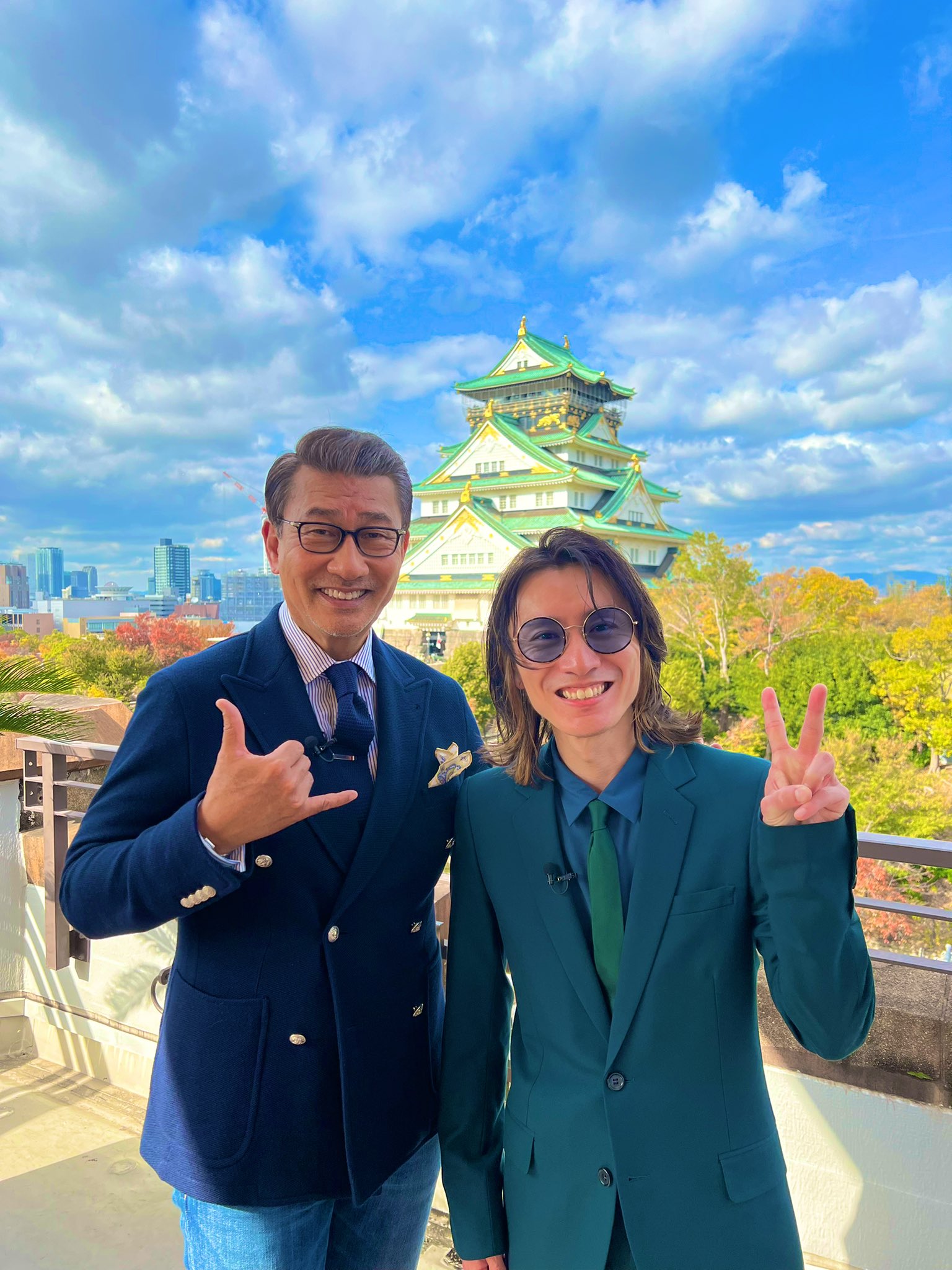映画 嘘八百 なにわ夢の陣 嘘八百なにわ夢の陣 本日大阪キャンペーンでした 中井貴一 さん 安田章大 さんに大阪城 のふもとでたくさんの取材を受けていただきました メディアの状況は今後公式で発信します ご注目を 1枚目 笑顔