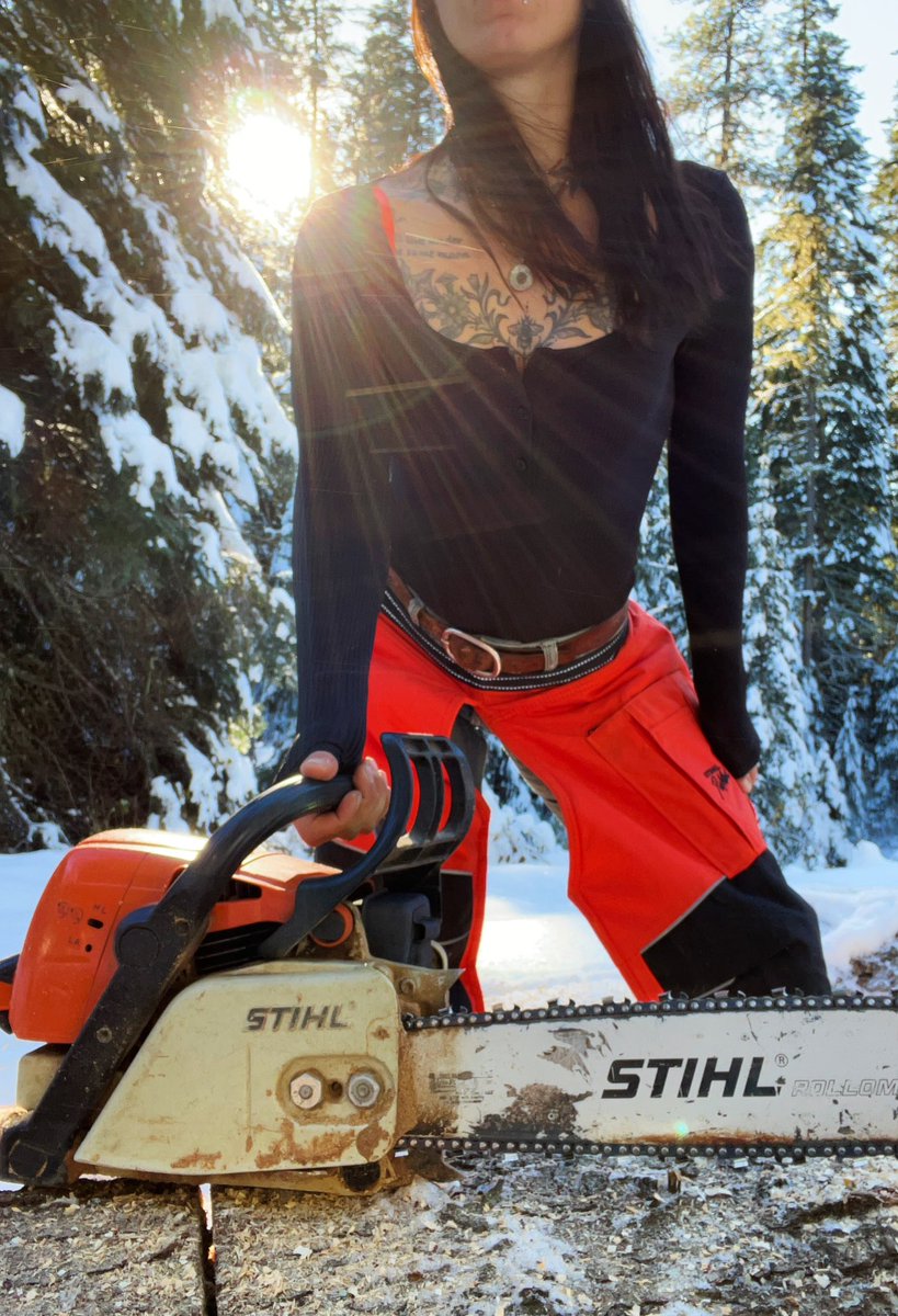 Bionka on Twitter: "Have you seen me fuck my chain saw yet?!? 😉💋"