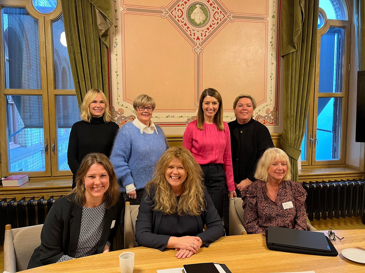 Takk for engasjerende møte med Høyres kvinneforum. Vi fikk snakket om våre kjernesaker, bl.a. kvinnehelseforskning, vold og Flerkulturell doula ☘️ <a href="/Hoyre/">Høyre</a> #kvinnehelse