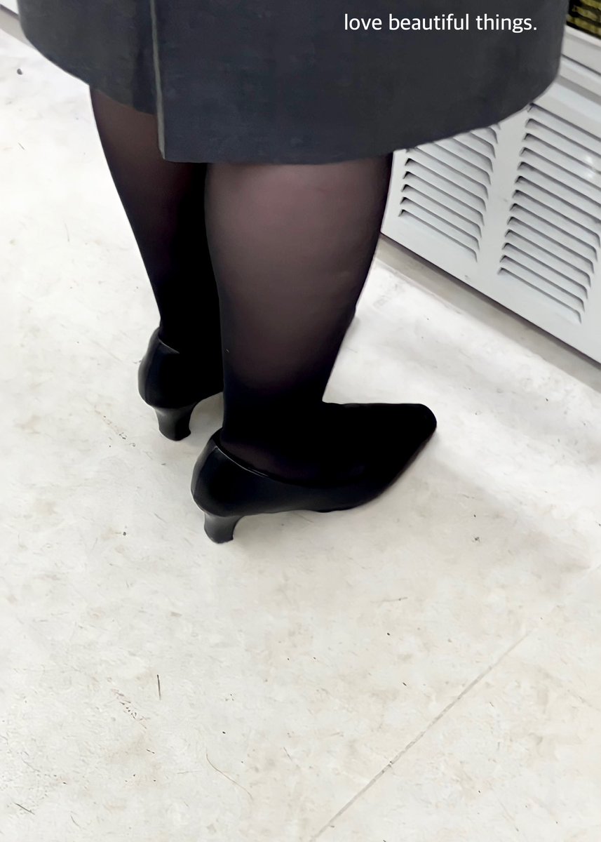 love_b_things's tweet photo. love beautiful things.

#パンプス
#黒パンプス
#黒スト https://t.co/GjtE9F4rAx