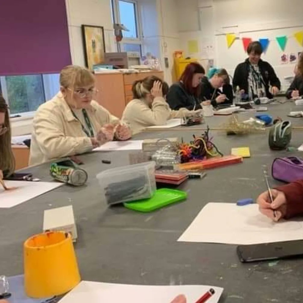 ATY delivered a workshop about Art Therapy and Art Therapy Yorkshire at the TEC college on Tuesday 8th November. With a short presentation delivered students were invited to take part in explorational art making exercise.  Thank you for having us TEC. 💚 #scarboroughtec