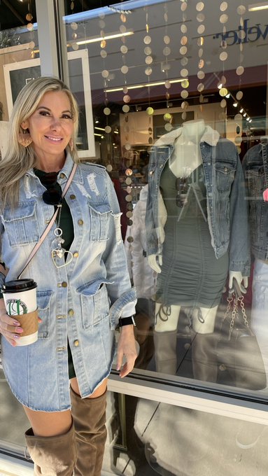Nailing the fashion trend when I show up dressed like the window mannequin. #fashion #shopping https://t<a href="/tag/fashion"class="tags"><span>#fashion</span></a><a href="/tag/shopping"class="tags"><span>#shopping</span></a>